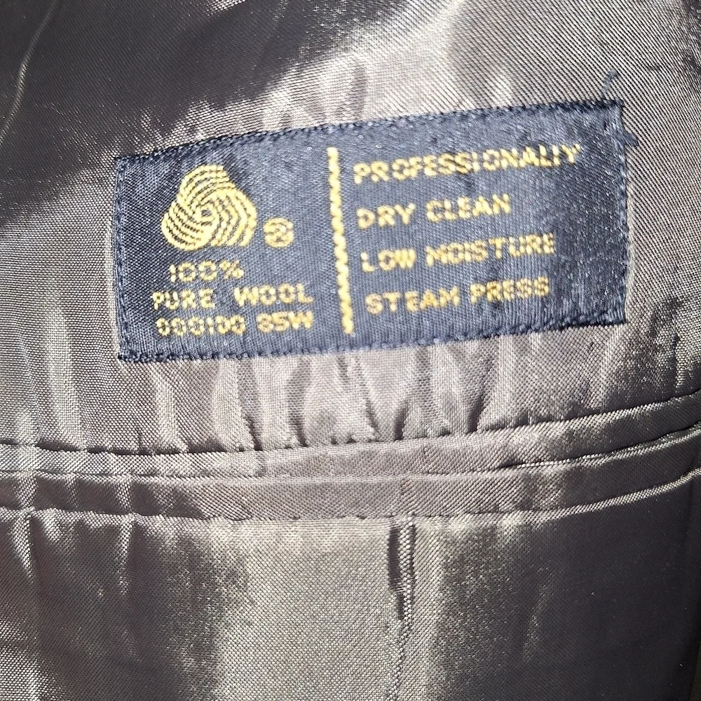 Paulo SoLari mens 100% wool suit. The jacket is a 44R, pants are 36x32